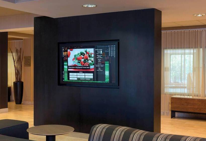 هتل Courtyard By Marriott Traverse City