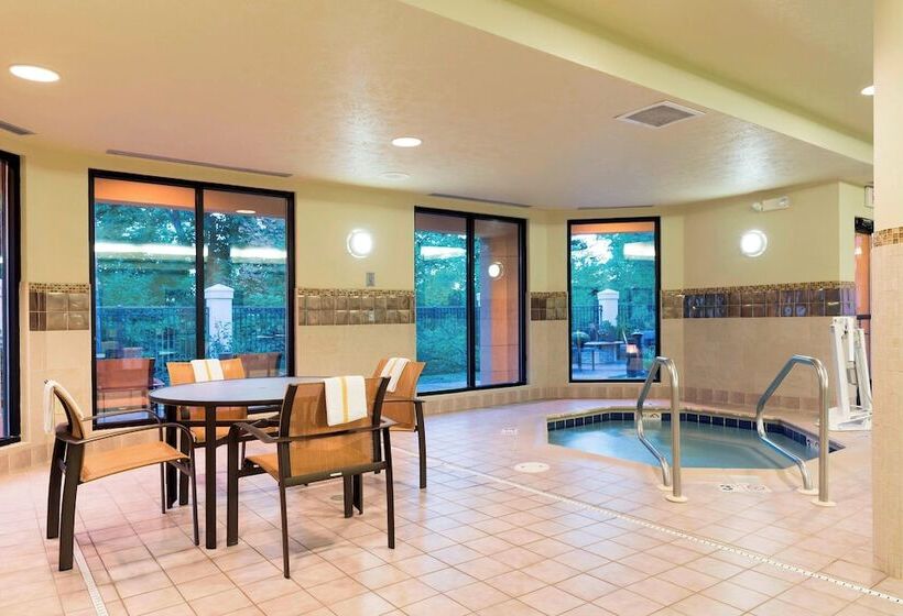 هتل Courtyard By Marriott Traverse City