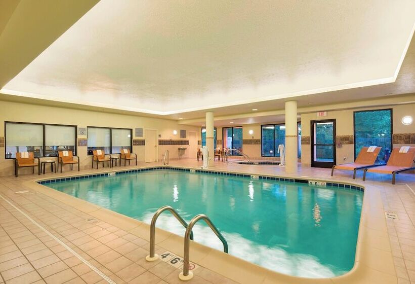 هتل Courtyard By Marriott Traverse City