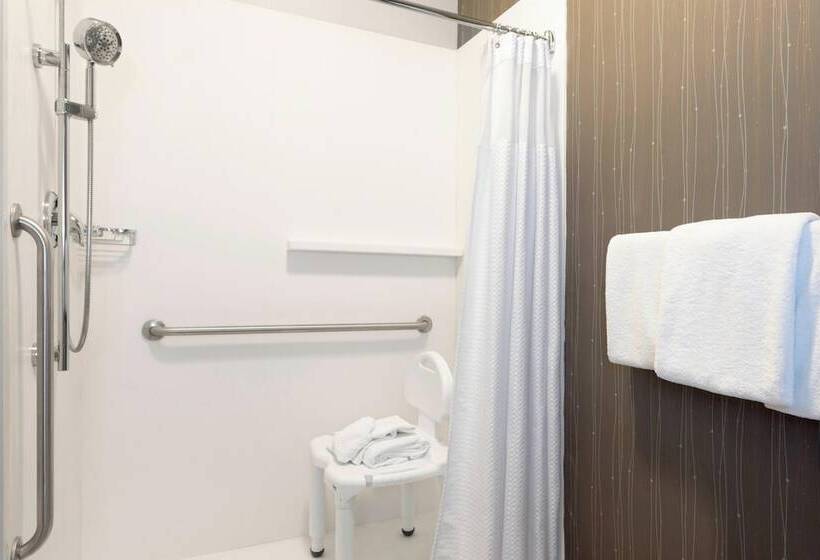 هتل Courtyard By Marriott Traverse City
