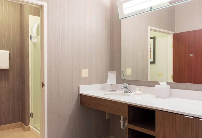 هتل Courtyard By Marriott Traverse City