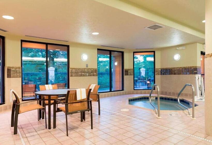 هتل Courtyard By Marriott Traverse City