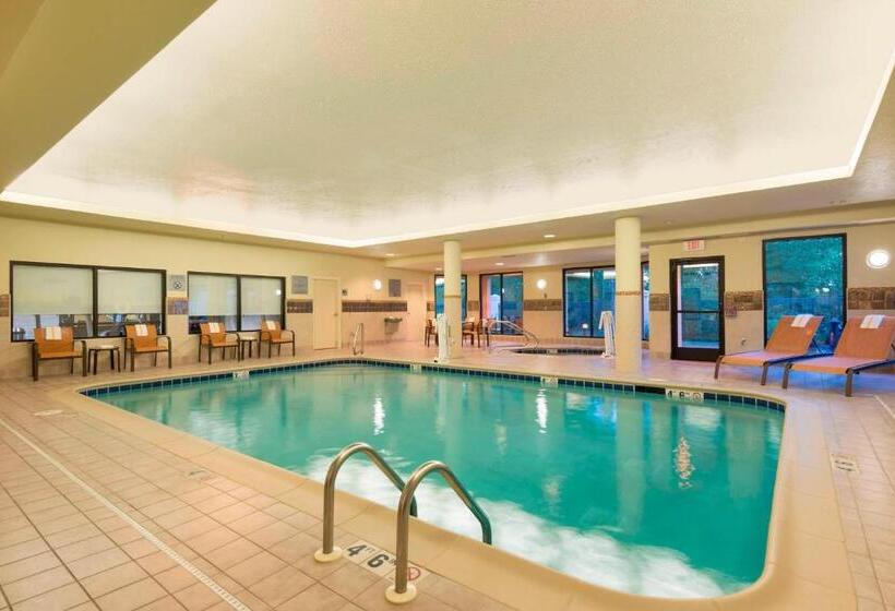 هتل Courtyard By Marriott Traverse City