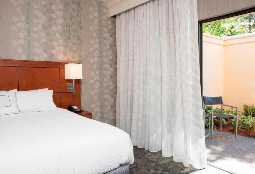 هتل Courtyard By Marriott Traverse City