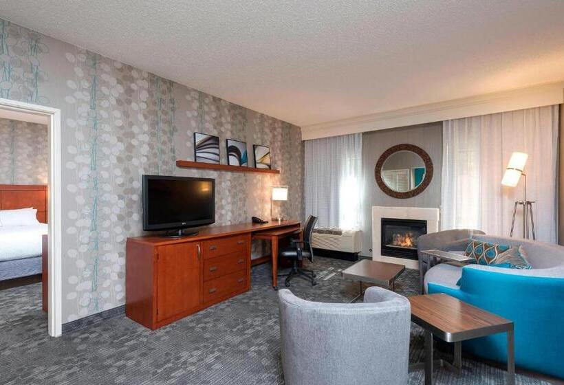 هتل Courtyard By Marriott Traverse City