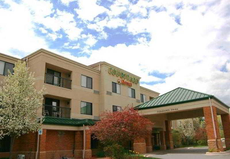 هتل Courtyard By Marriott Traverse City