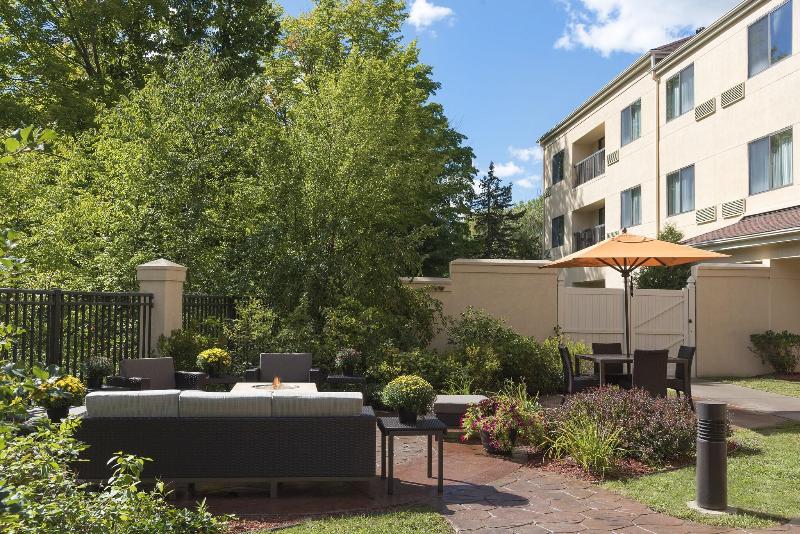 هتل Courtyard By Marriott Traverse City