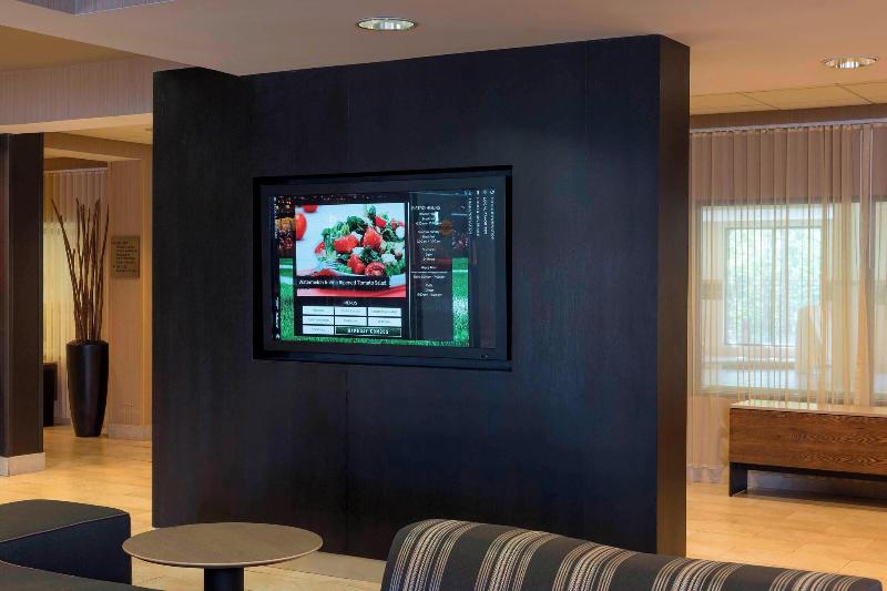 هتل Courtyard By Marriott Traverse City