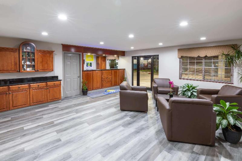 בית מלון כפרי Days Inn By Wyndham Baytown Tx