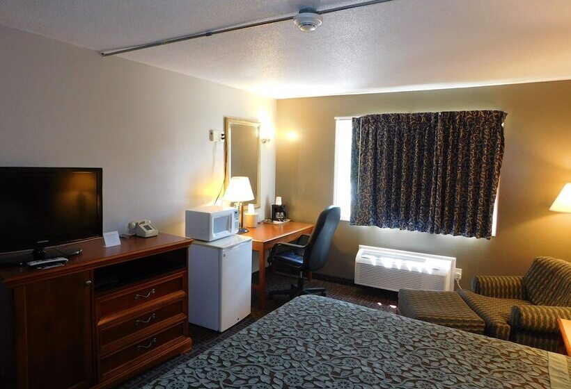 Отель Days Inn By Wyndham West Branch Iowa City Area