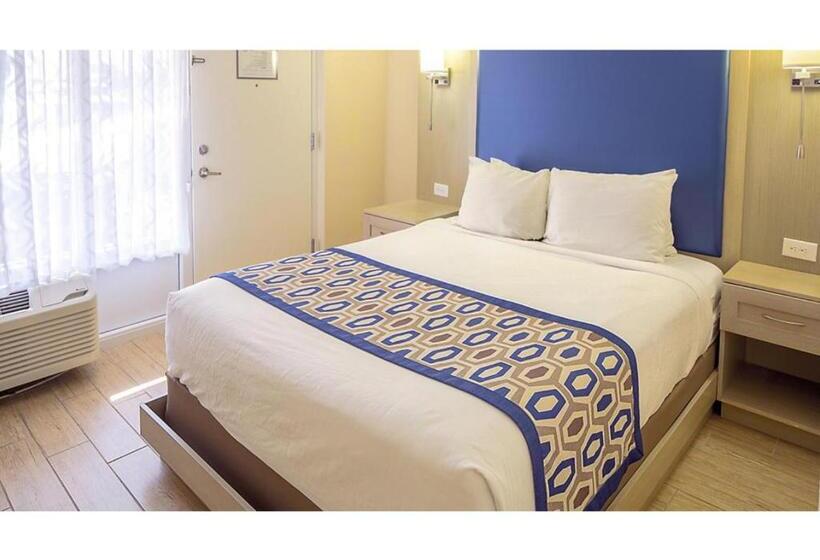 هتل Dolphin Beach Club