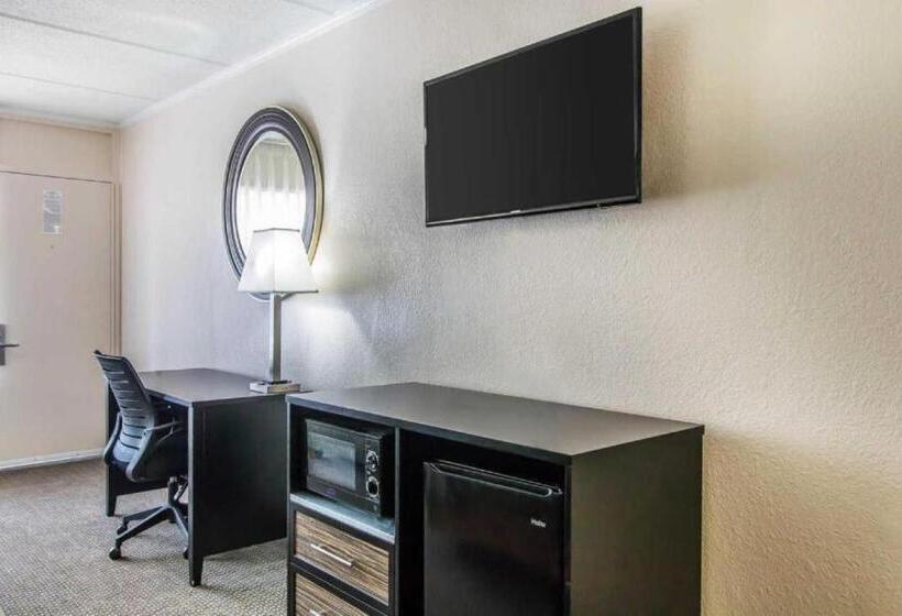 בית מלון כפרי Quality Inn Hinesville   Fort Stewart Area, Kitchenette Rooms   Pool   Guest Laundry