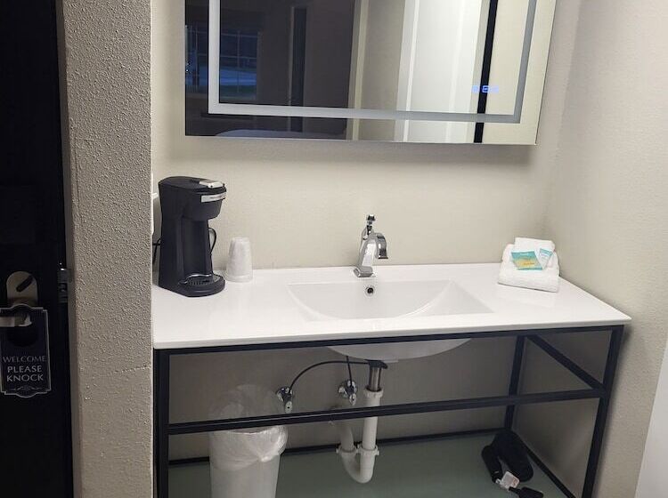 هتل Red Fox Inn And Suites