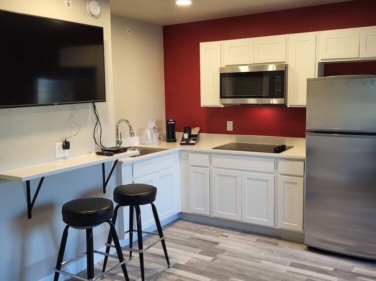 هتل Red Fox Inn And Suites