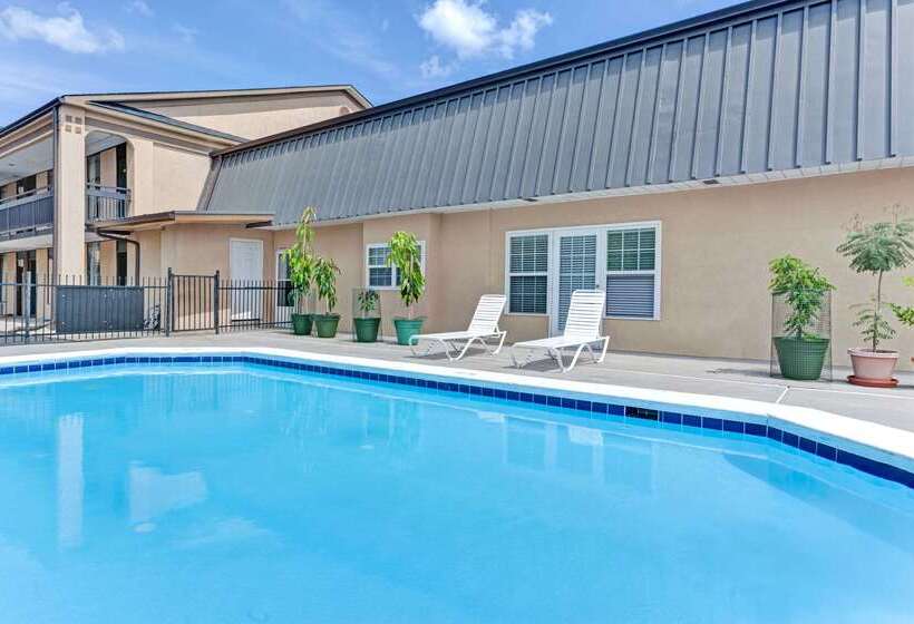 هتل Super 8 By Wyndham Carrollton Ga