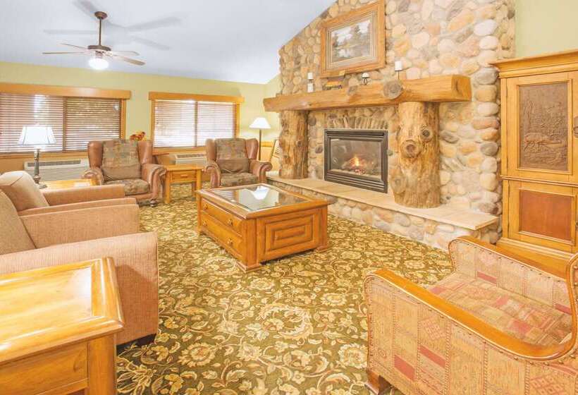 هتل Super 8 By Wyndham Davenport