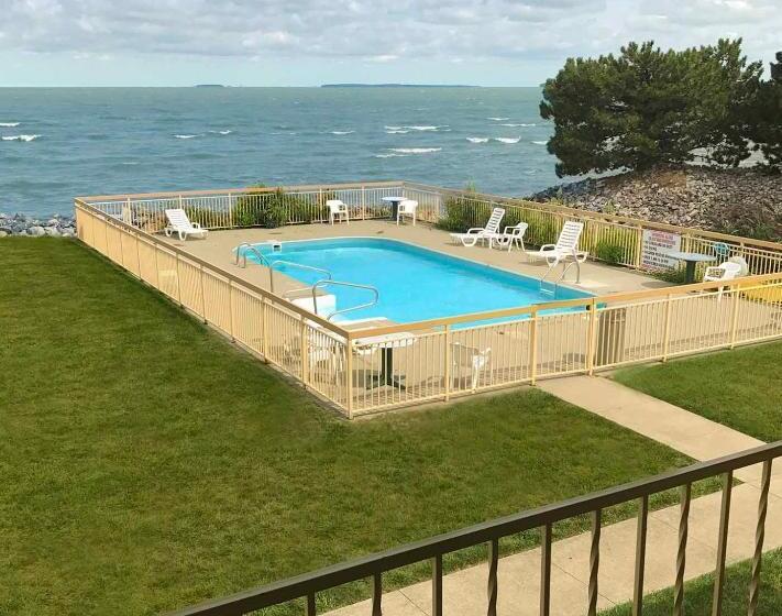 هتل Clinton Inn & Suites