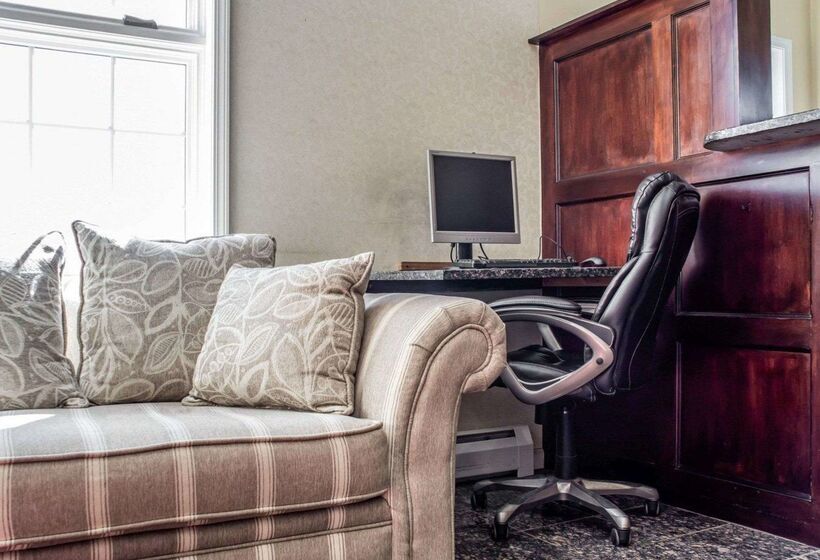 هتل Econo Lodge Inn & Suites Airport