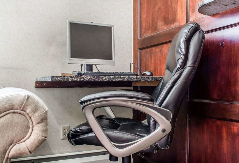 هتل Econo Lodge Inn & Suites Airport