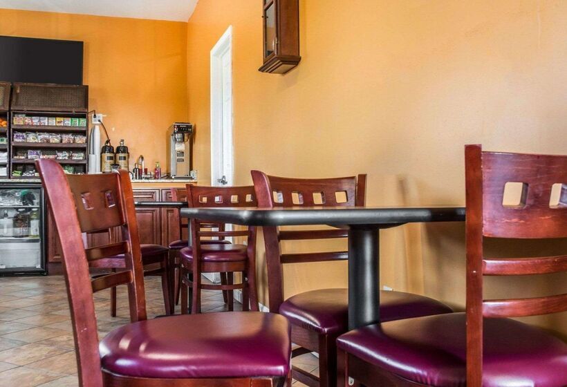 هتل Econo Lodge Inn & Suites Airport