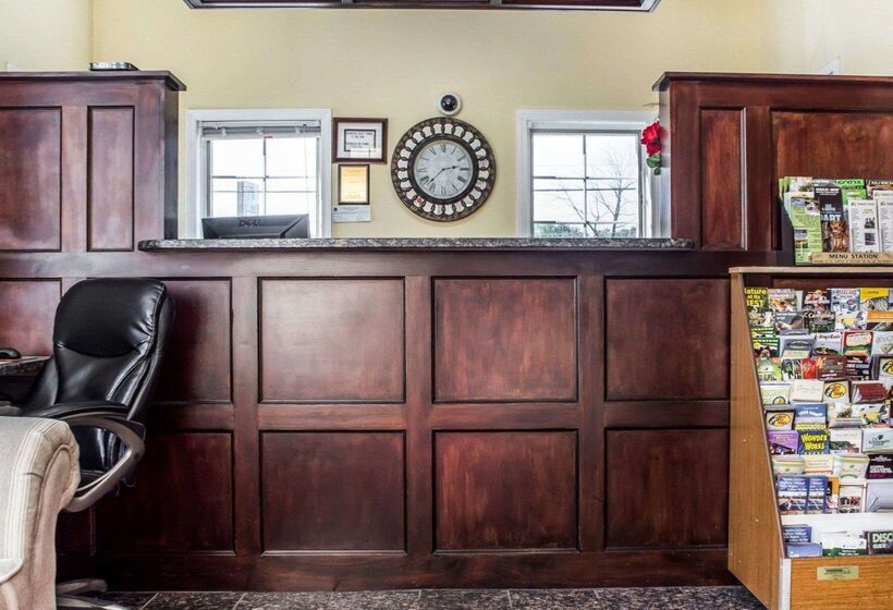 هتل Econo Lodge Inn & Suites Airport