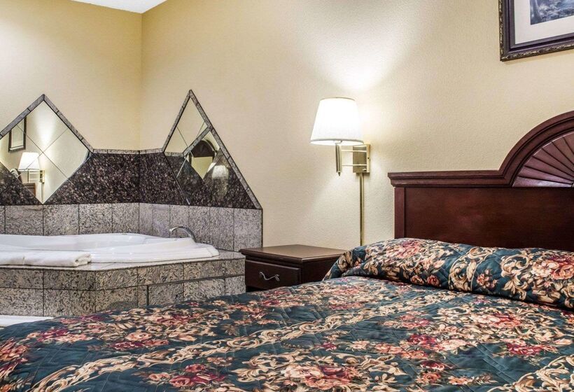 هتل Econo Lodge Inn & Suites Airport