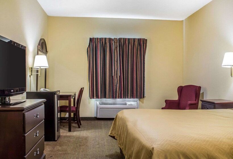 هتل Econo Lodge Inn & Suites Airport