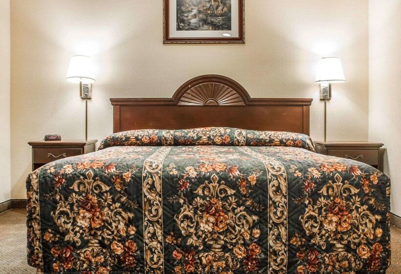 هتل Econo Lodge Inn & Suites Airport