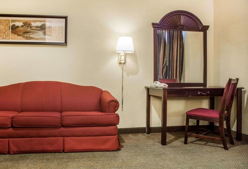 هتل Econo Lodge Inn & Suites Airport