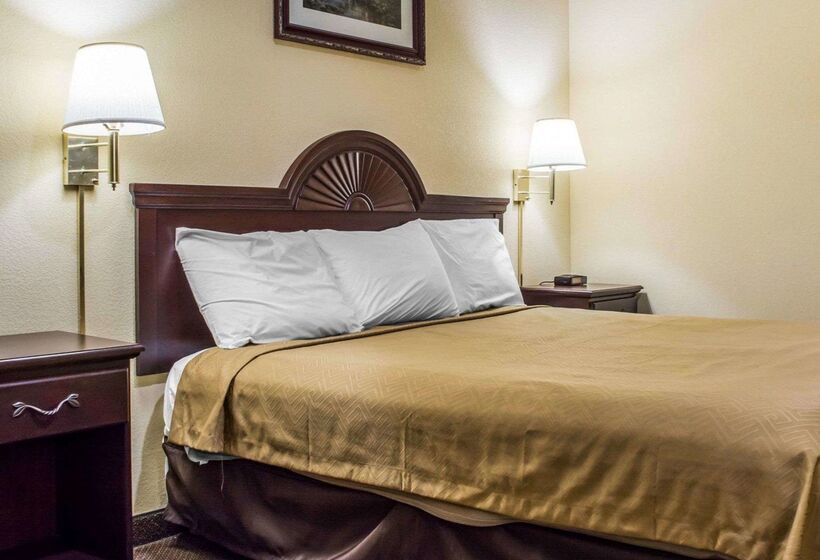 هتل Econo Lodge Inn & Suites Airport