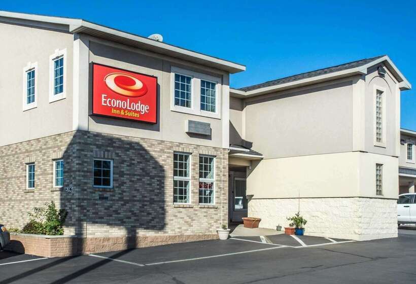 هتل Econo Lodge Inn & Suites Airport