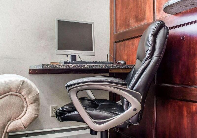 هتل Econo Lodge Inn & Suites Airport