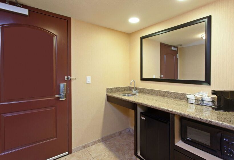 هتل Hampton Inn & Suites Fresno Northwest