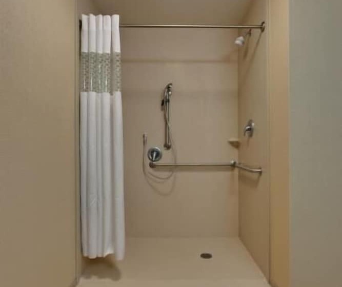 هتل Hampton Inn & Suites Fresno Northwest