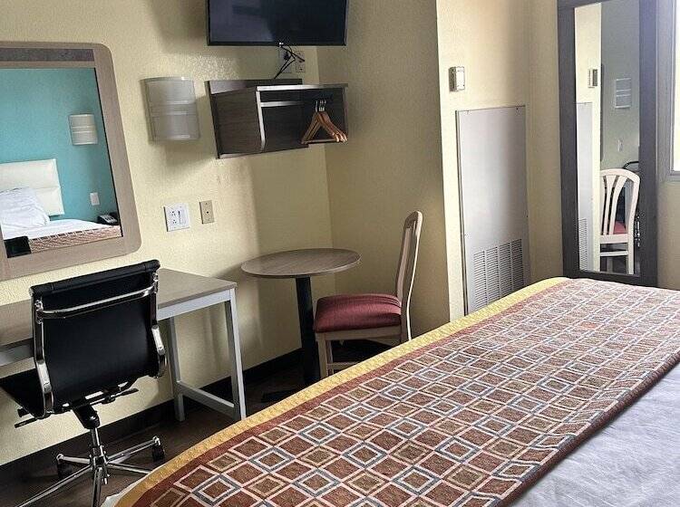 هتل Howard Johnson By Wyndham Clarksville Tennessee