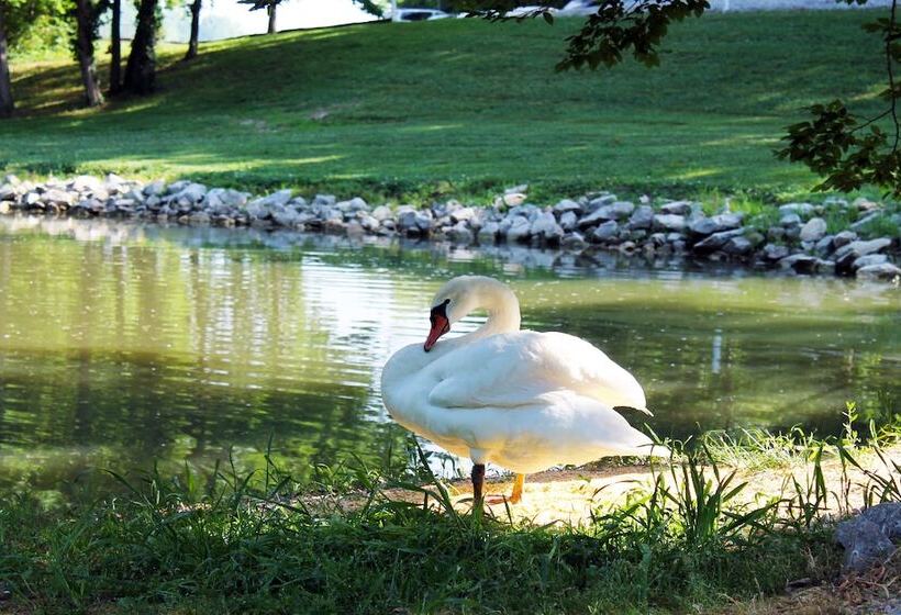 Отель New Harmony Inn Resort And Conference Center