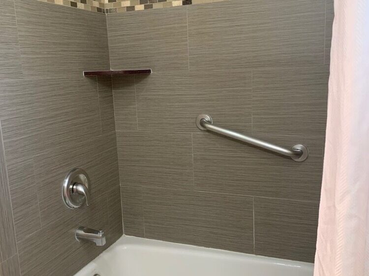 هتل Oasis Inn And Suites