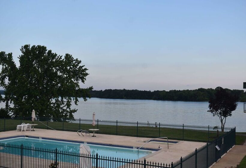 هتل Super 8 By Wyndham Riverside Al