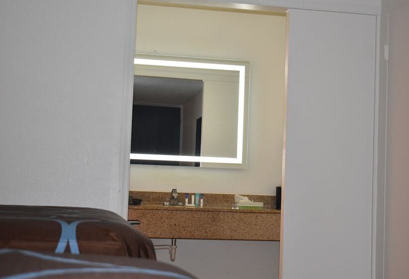 هتل Super 8 By Wyndham Riverside Al