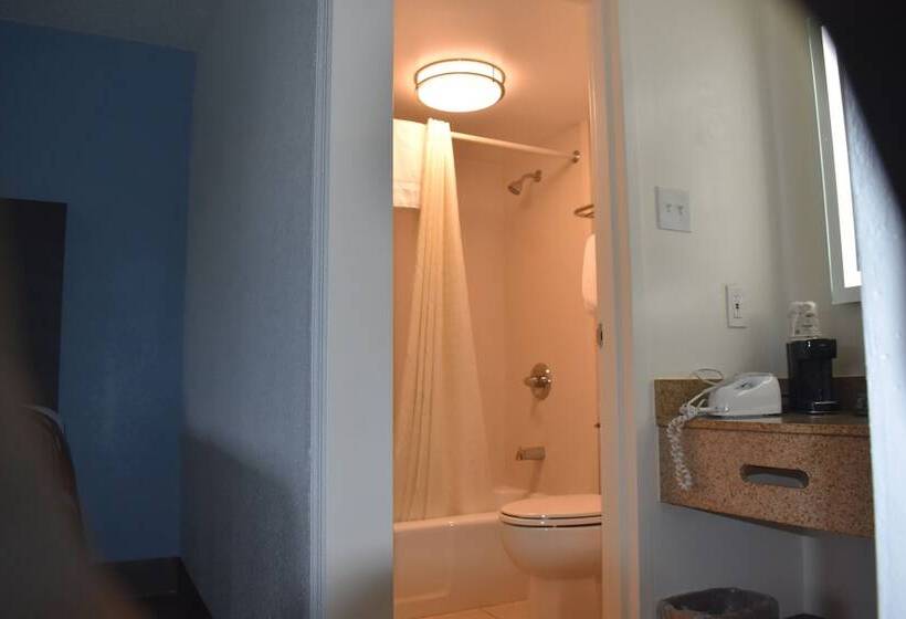 هتل Super 8 By Wyndham Riverside Al