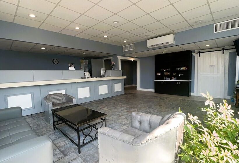 هتل Super 8 By Wyndham Riverside Al