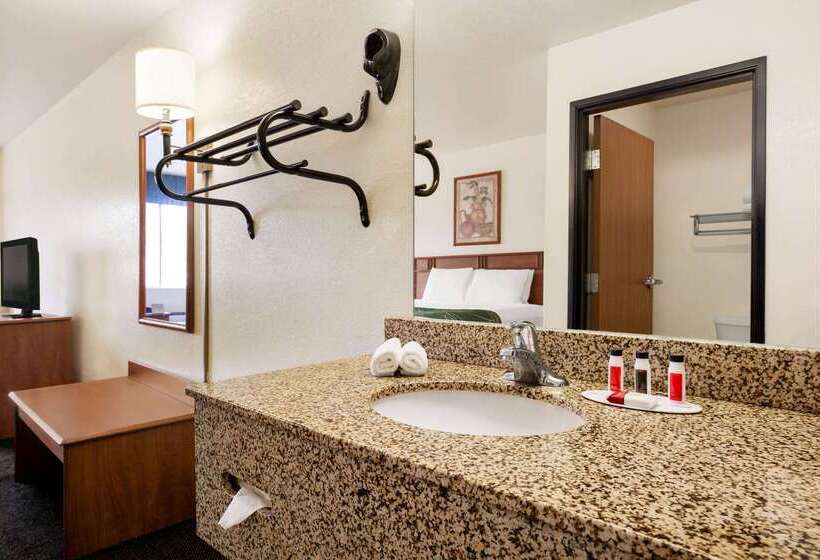 هتل Travelodge By Wyndham North Platte