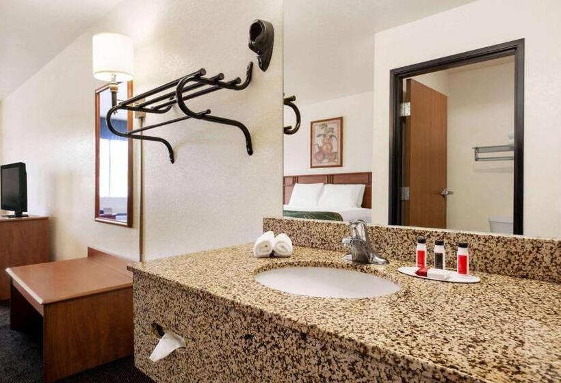 هتل Travelodge By Wyndham North Platte