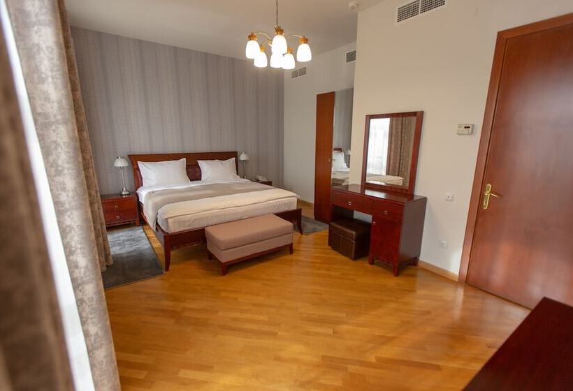 Latar Hotel Complex