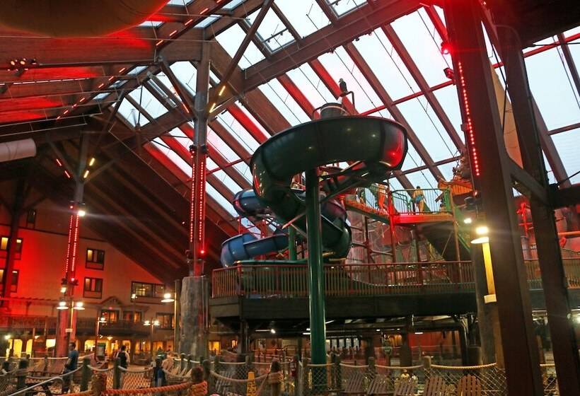 Курорт Six Flags Great Escape Lodge & Indoor Waterpark