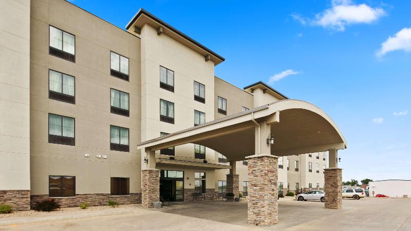 هتل Best Western Plus Williston  And Suites