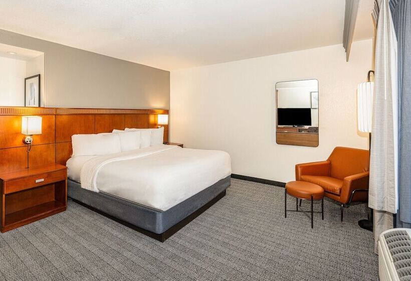 Hotel Courtyard By Marriott Wichita At Old Town