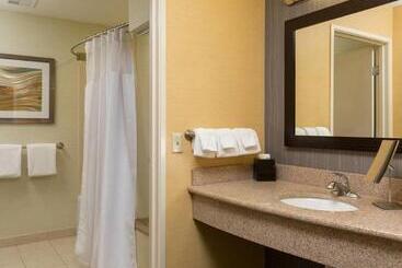 هتل Courtyard Des Moines Ankeny