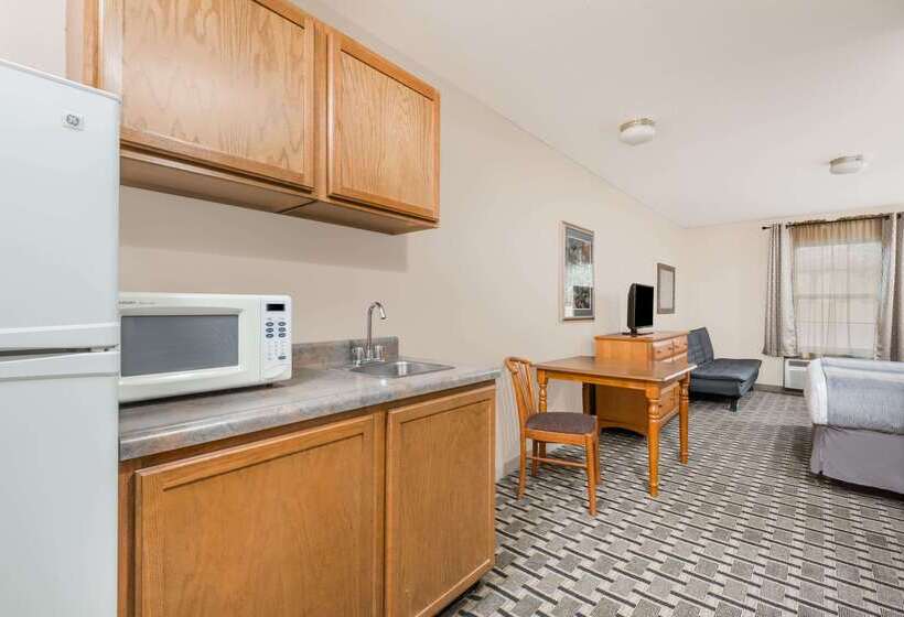 בית מלון כפרי Days Inn & Suites By Wyndham Sellersburg