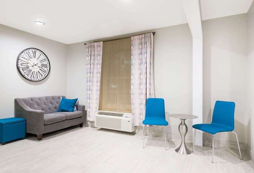 בית מלון כפרי Days Inn & Suites By Wyndham Sellersburg